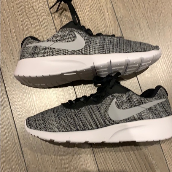 Brand new in box Nike Sneakers size 5.5 Youth - Picture 5 of 6